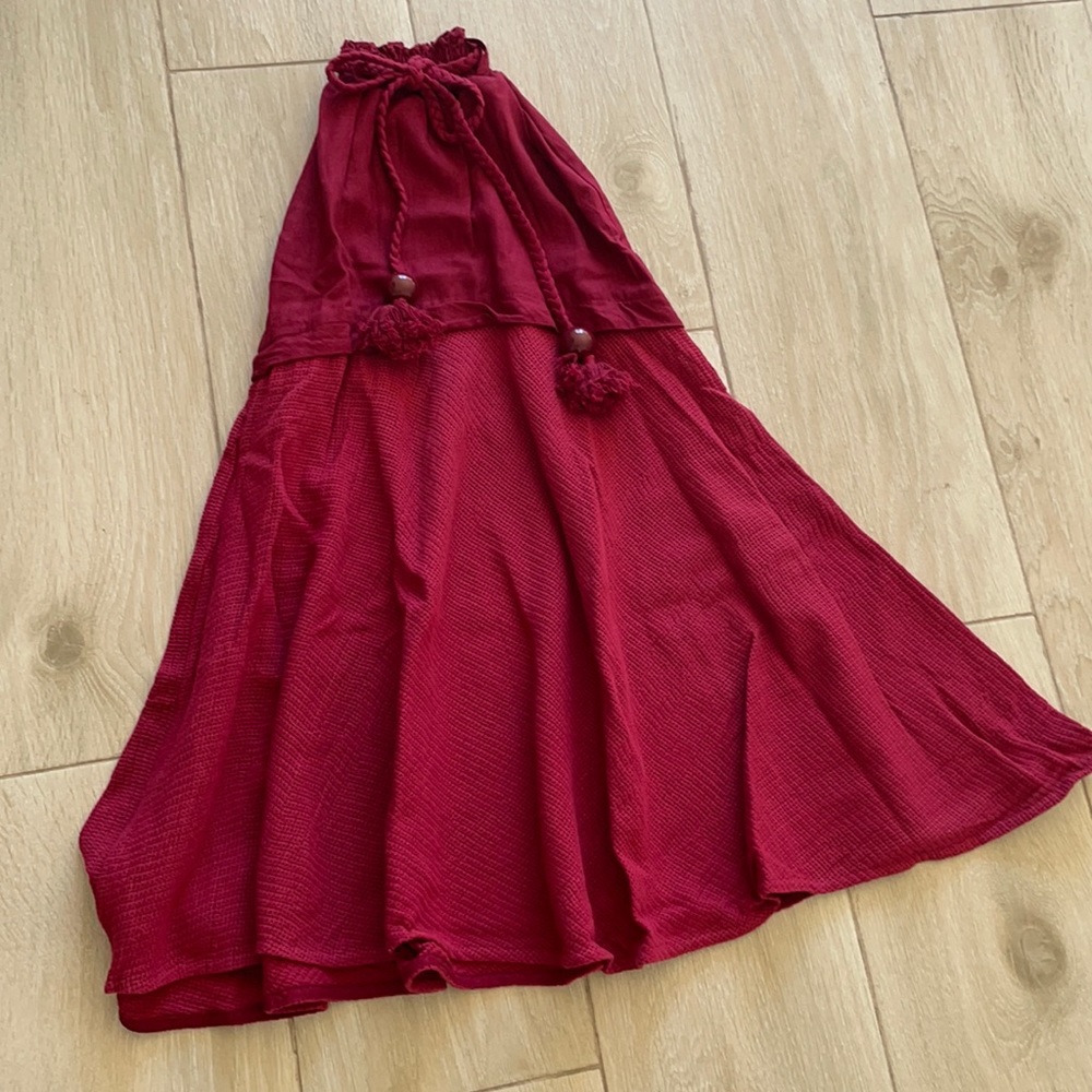 Maxi skirt, braided belt.